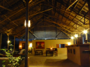 Das Restaurant liegt offen unter einem riesigen, wunderschönen Dach aus Naturmaterial. Ab und zu höhrt man nachts die seltsamen Lacher der Bushbabies; sie sind aber sehr schwer zu beobachten. 