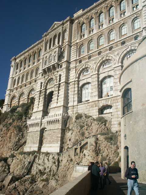 Sicht von der Felsklippe hoch zum Museum