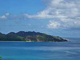 Anse Pasquiere, Blick auf Curieuse Island